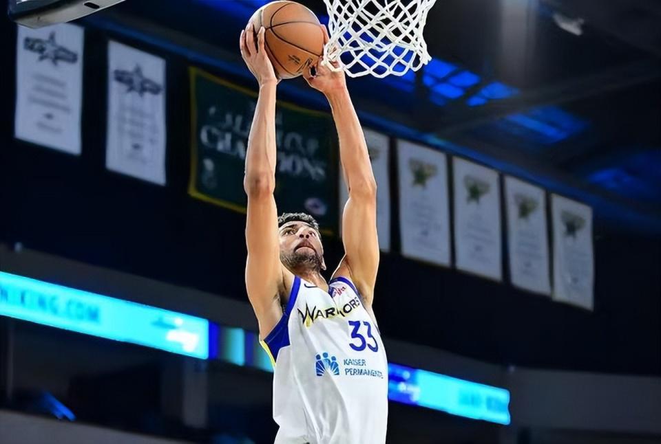 世界杯官方直播软件下载-发展联盟赛场表现平淡，勇士双向合同锋线能否守住这份合同呢？