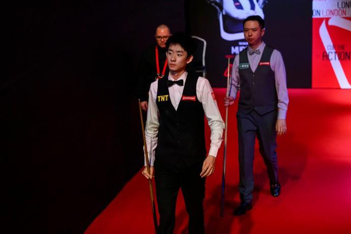 斯诺克大师赛：吴宜泽6-0横扫肖国栋，罗伯逊5-6憾负囧哥